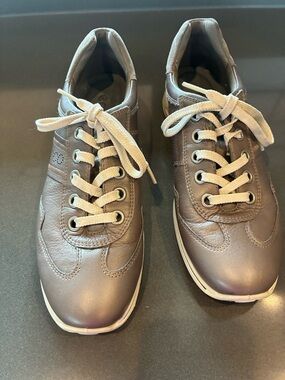 Ecco Women's Gold/Tan Leather Lace-Up Sneakers. Size 40